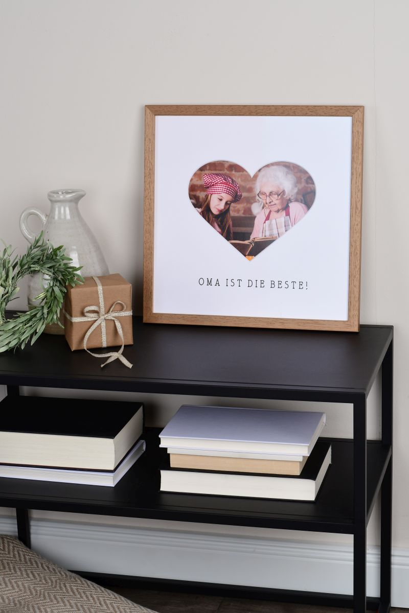 Marco de fotos 30x30 de roble con paspartú de corazón para la abuela en ambiente de hogar